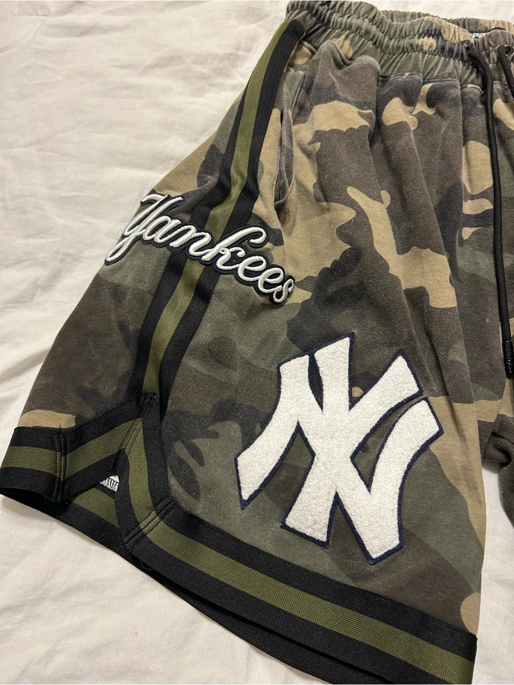 Pro Standard NY Yankees Camo Shorts 2XL Embroidered Logo Streetwear - Picture 5 of 8